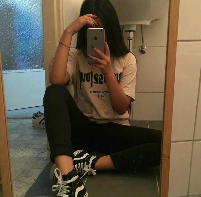 Девушка в зеркале безлтца