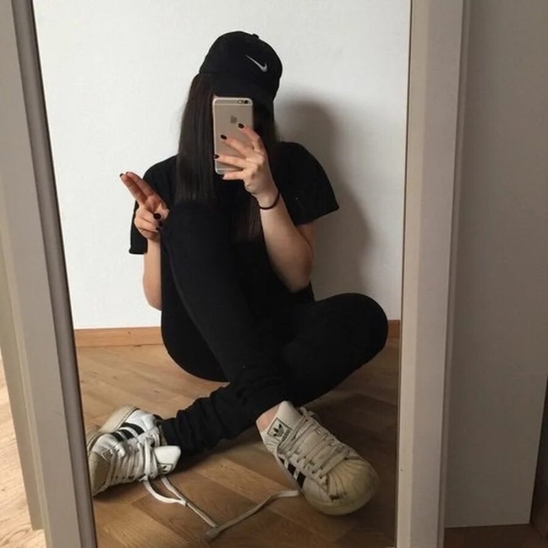 Девушка дома без лица