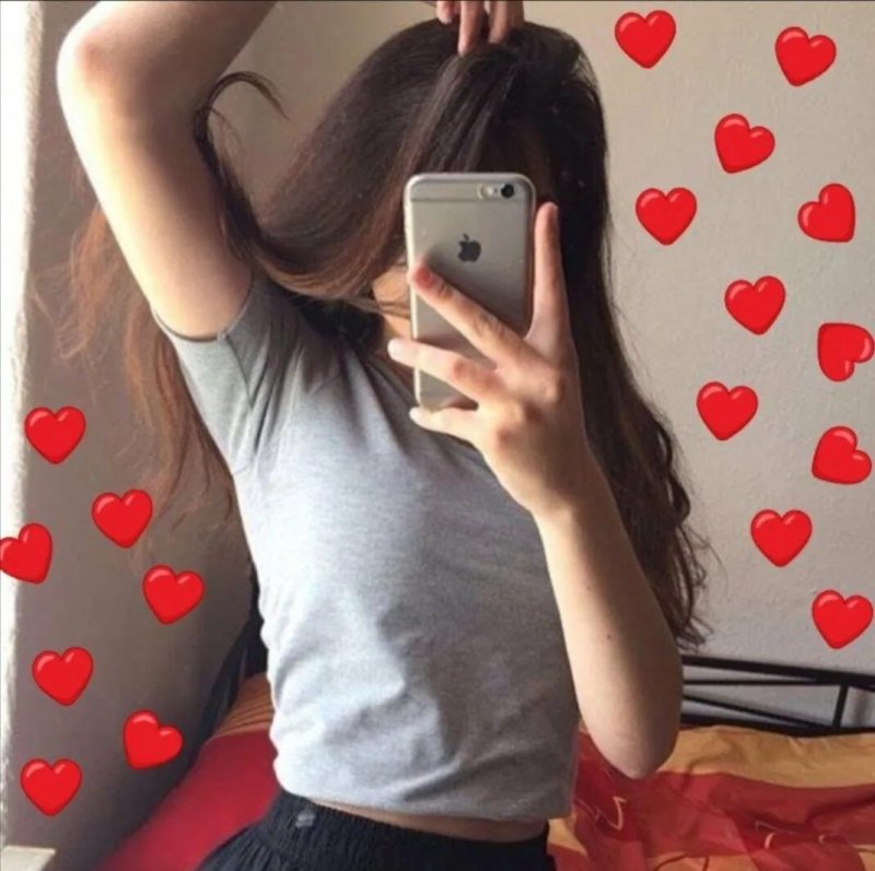 Девушки с айфоном