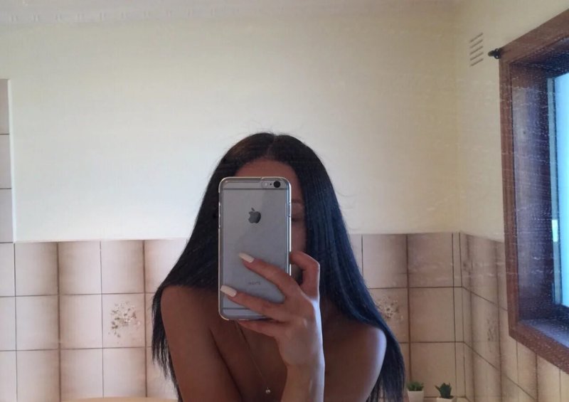Девушка фоткается в зеркале
