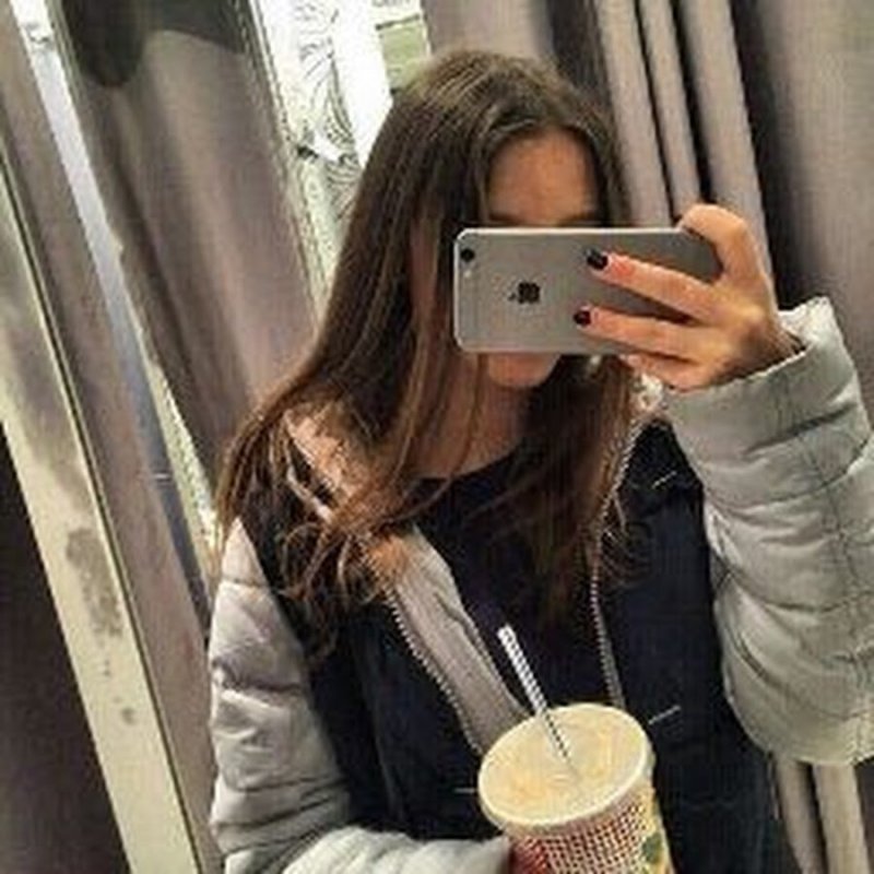 Девушки с айфоном