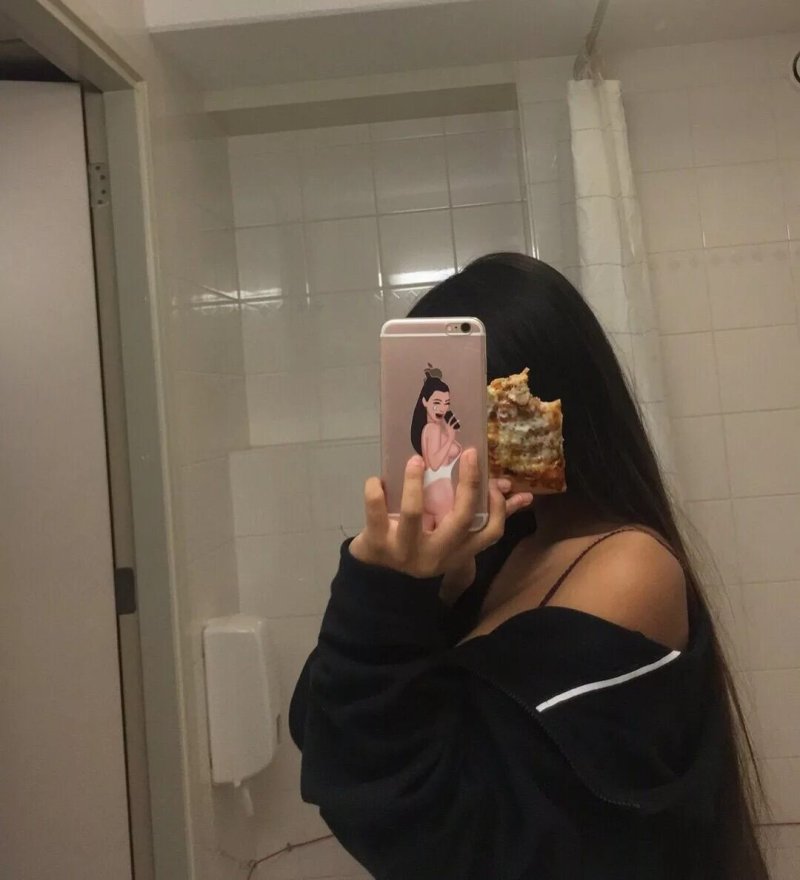 Девушка с айфоном в зеркале