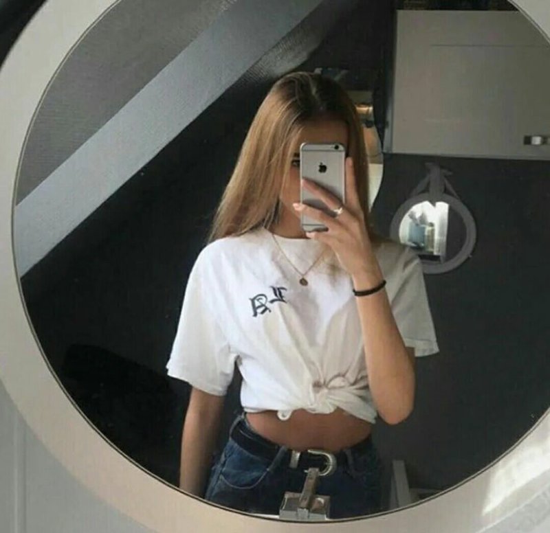 Девушка с айфоном в зеркале
