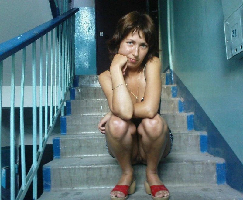 Голые женщины в подъезде