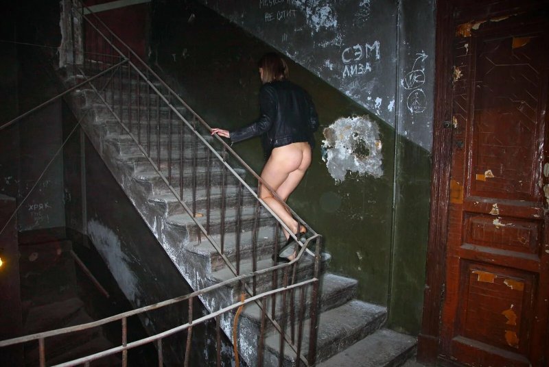 В подъезде порно