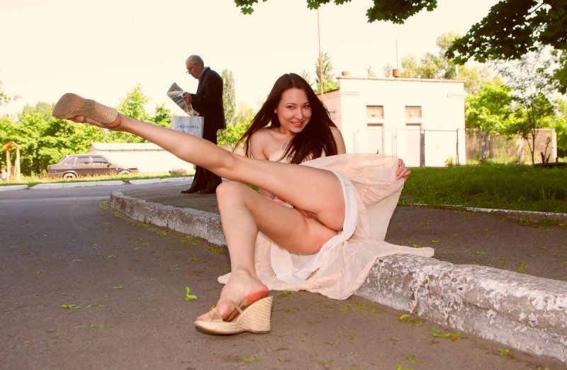 Девушки гуляют без трусов