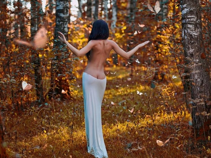 Эротическая фотосессия в лесу