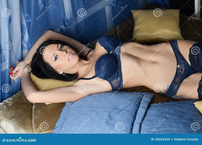 Брюнетка в нижнем белье
