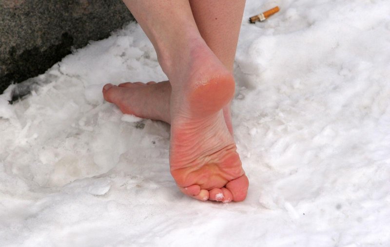 Chilly feet босиком по снегу