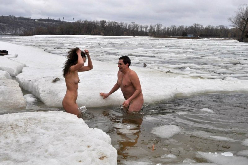 Купание в проруби голышом
