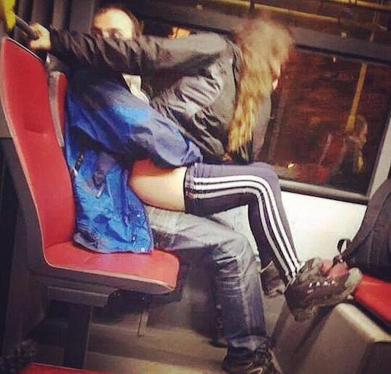 Парень и девушка в автобусе