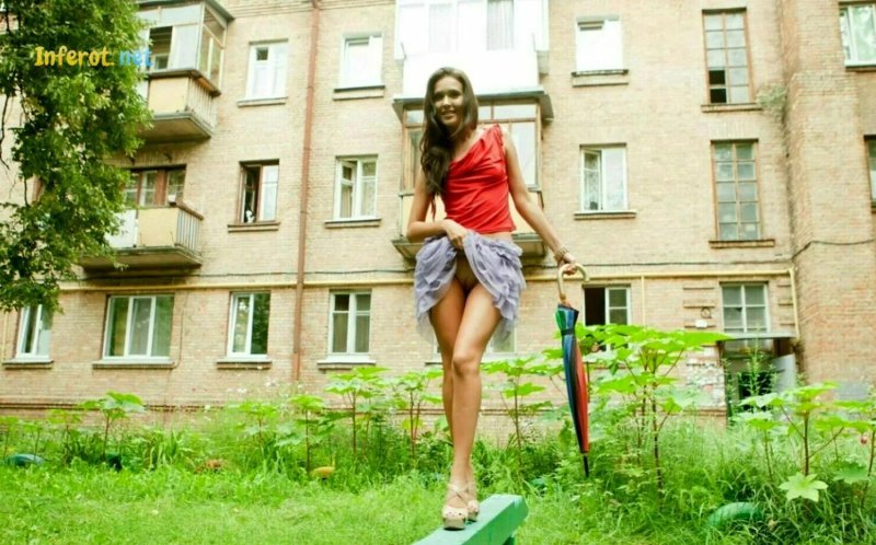 Девочки на улице во дворе ню