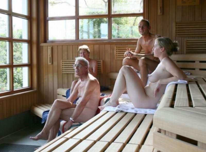 Голые семьи в бане