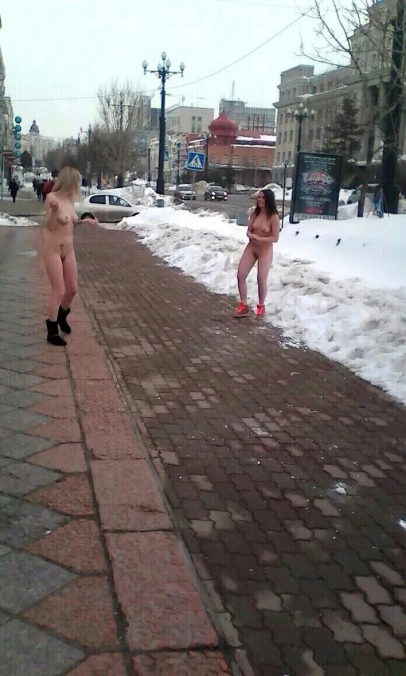 Голые девушки на улицах