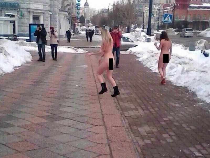 Прошлась голая по улице