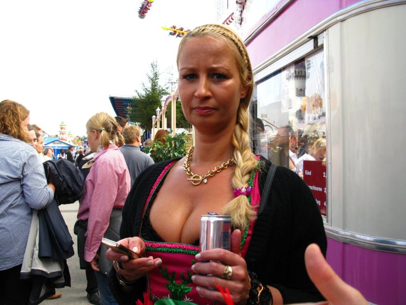 Немки в национальных костюмах ню