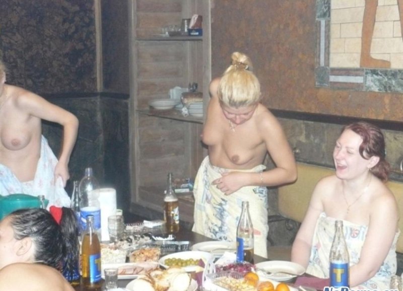 Пьяные голые женщины в бане