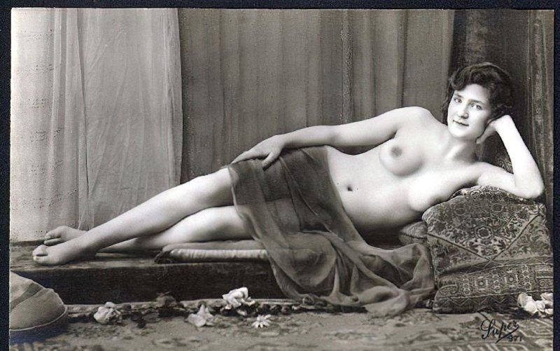 Vintage nude women
