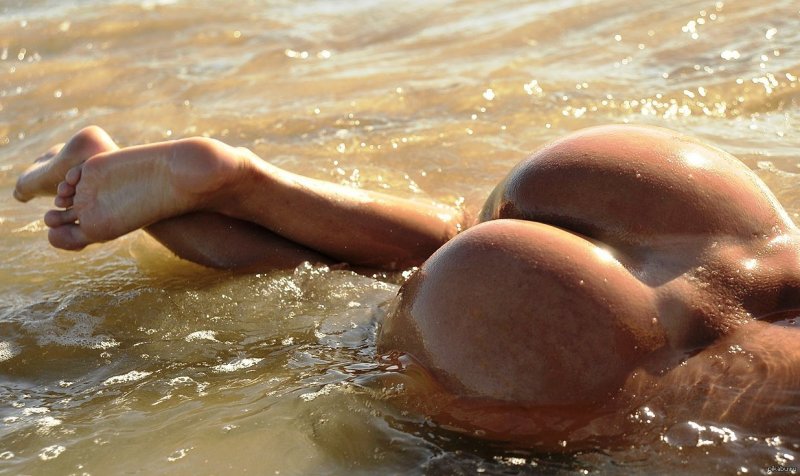 Голые женские попы в воде