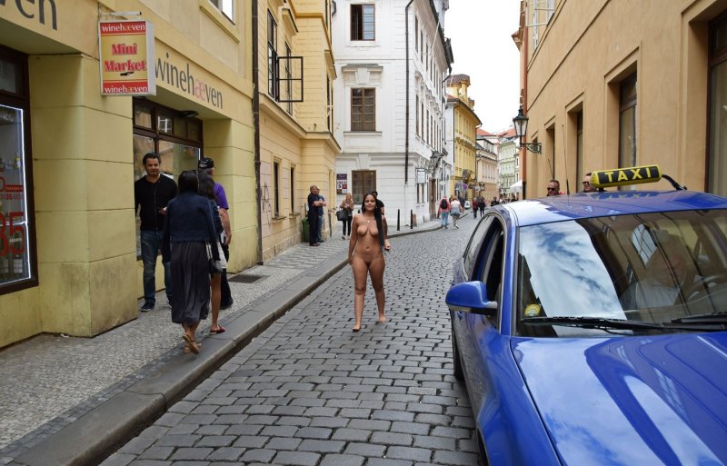 Обнажение в публичных местах