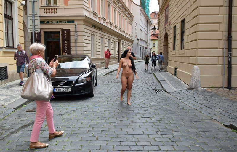 Обнажение в публичных местах