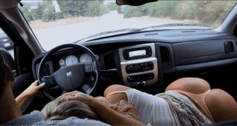 Отсосала водителю за рулем авто