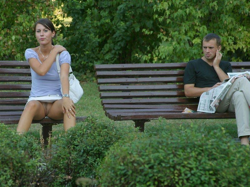 Девушки без трусов в парке