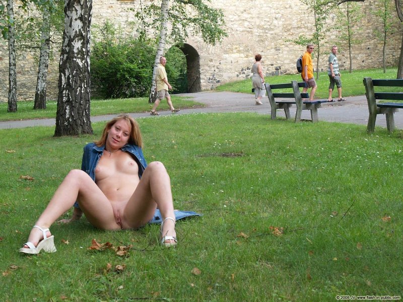 Голые в парке